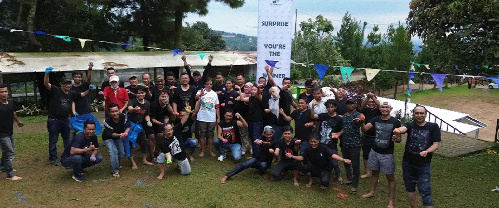 Peserta outbound mengikuti fun games dan teamwork training di Bogor bersama DS Production